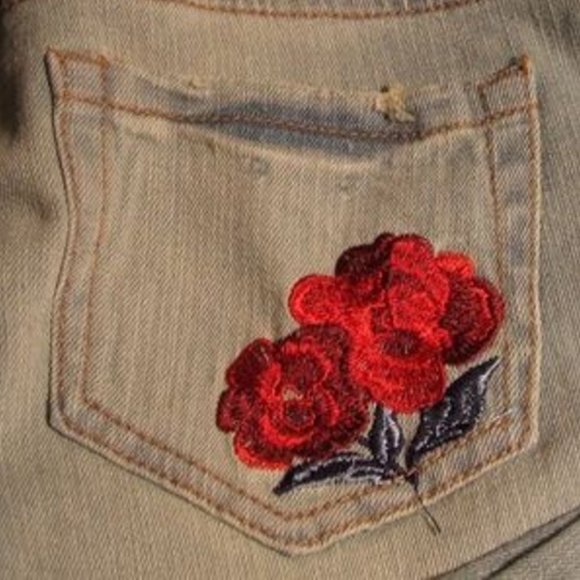Almost Famous Rose Embroidered Jeans Size 5 - Picture 2 of 2